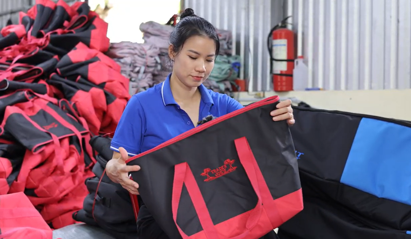 Tìm Balo Doanh Nhân Đơn Giản Làm Quà Tặng