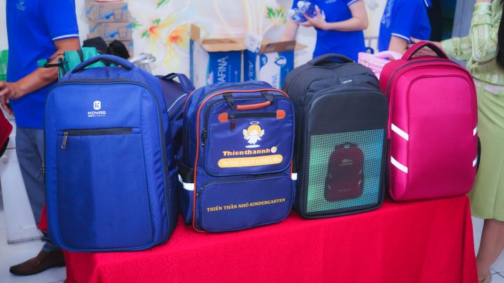 Tháng 8 cần đặt balo làm quà tặng khai giảng lớp tiếng Anh
