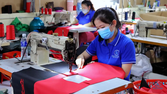May balo thời trang sinh viên gắn thương hiệu riêng - Kovas