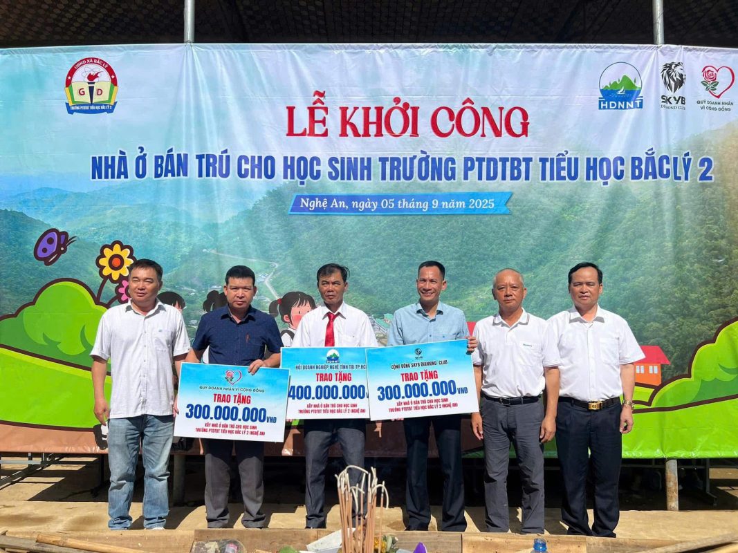 Doanh nhân Nghệ Tĩnh xây trường, trao balo học sinh vùng cao