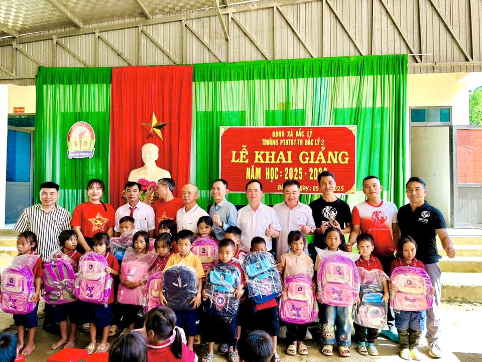 Doanh nhân Nghệ Tĩnh xây trường, trao balo học sinh vùng cao