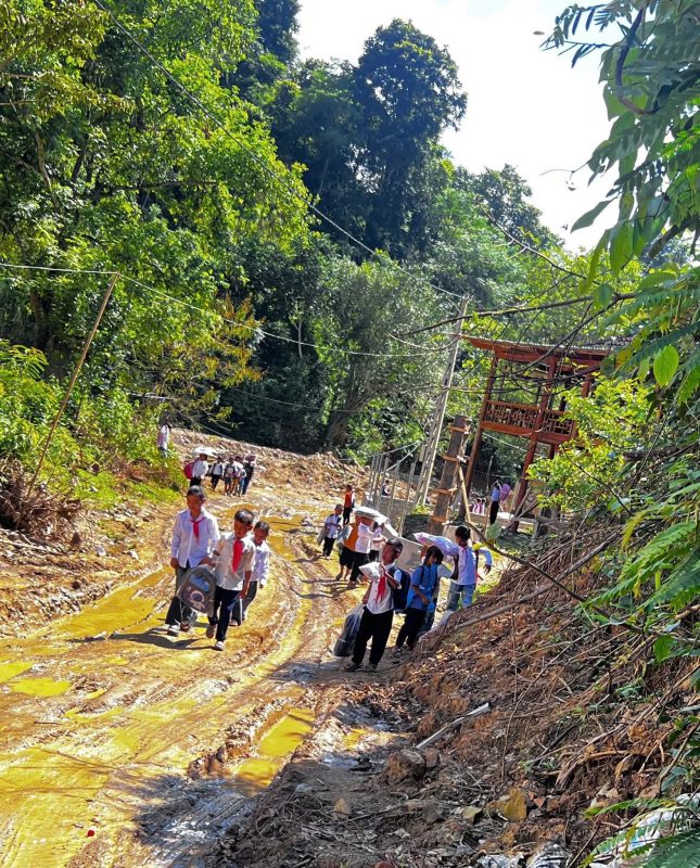 Doanh nhân Nghệ Tĩnh xây trường, trao balo học sinh vùng cao