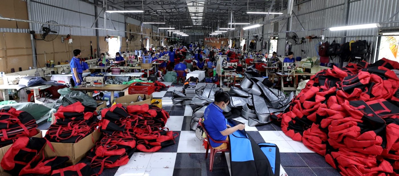 Da tổng hợp có thay thế được da thật trong balo doanh nghiệp?