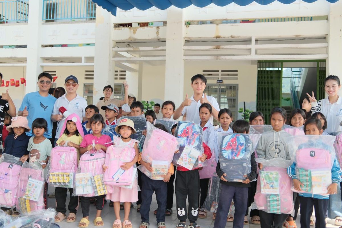 Hành trình trao tặng balo học sinh đến xã Đam Rông-Lâm Đồng